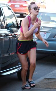 Kaley Cuoco feet photo thumbnail