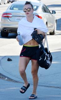 Kaley Cuoco feet photo thumbnail