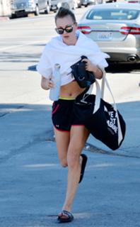 Kaley Cuoco feet photo thumbnail