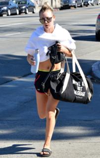 Kaley Cuoco feet photo thumbnail