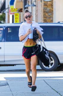 Kaley Cuoco feet photo thumbnail