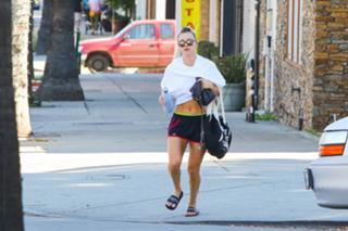 Kaley Cuoco feet photo thumbnail