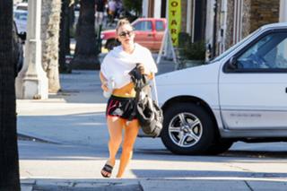 Kaley Cuoco feet photo thumbnail