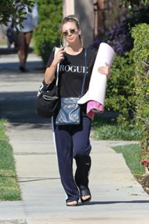 Kaley Cuoco feet photo thumbnail