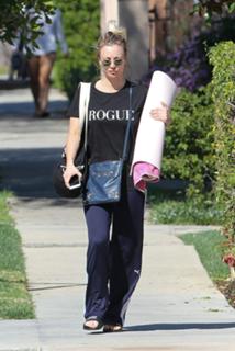Kaley Cuoco feet photo thumbnail
