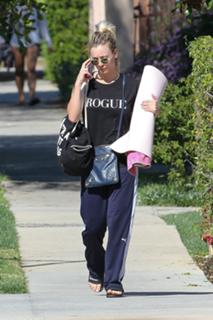 Kaley Cuoco feet photo thumbnail