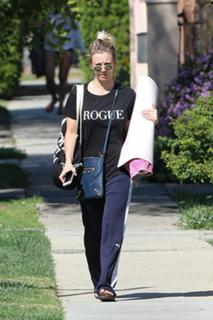 Kaley Cuoco feet photo thumbnail
