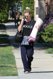 Kaley Cuoco feet photo thumbnail