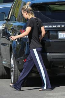 Kaley Cuoco feet photo thumbnail