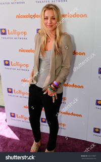 Kaley Cuoco feet photo thumbnail