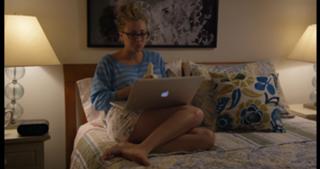 Kaley Cuoco feet photo thumbnail
