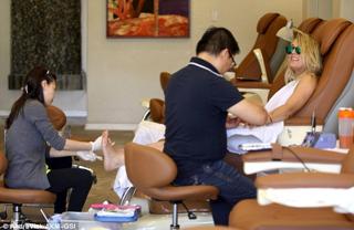 Kaley Cuoco feet photo thumbnail