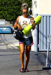 Kaley Cuoco feet photo thumbnail