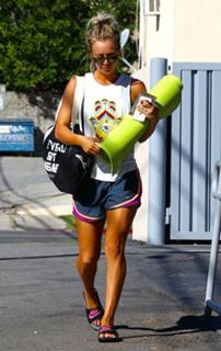 Kaley Cuoco feet photo thumbnail