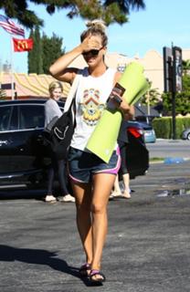 Kaley Cuoco feet photo thumbnail