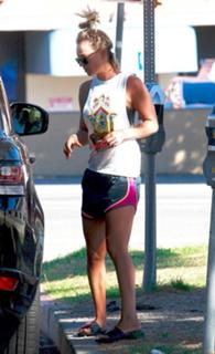 Kaley Cuoco feet photo thumbnail