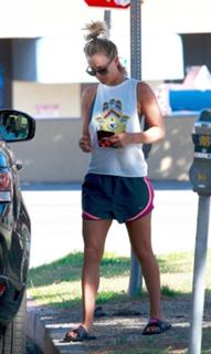 Kaley Cuoco feet photo thumbnail