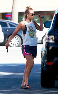 Kaley Cuoco feet photo thumbnail