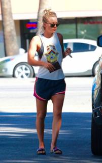 Kaley Cuoco feet photo thumbnail