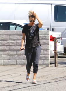 Kaley Cuoco feet photo thumbnail