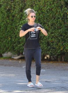 Kaley Cuoco feet photo thumbnail