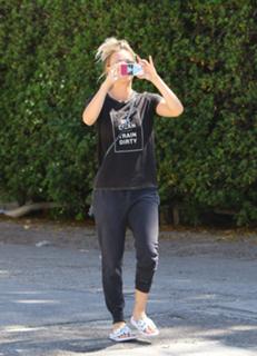 Kaley Cuoco feet photo thumbnail
