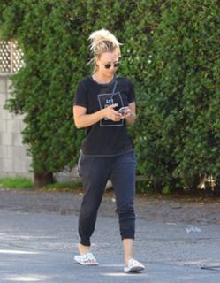Kaley Cuoco feet photo thumbnail