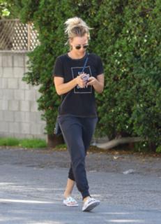 Kaley Cuoco feet photo thumbnail