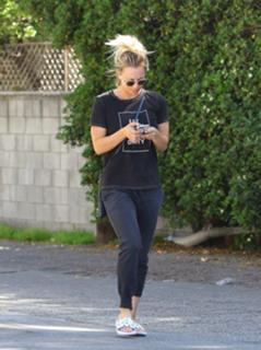 Kaley Cuoco feet photo thumbnail