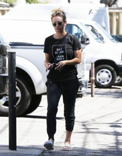 Kaley Cuoco feet photo thumbnail