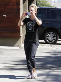 Kaley Cuoco feet photo thumbnail