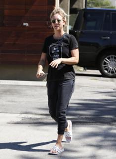 Kaley Cuoco feet photo thumbnail