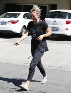 Kaley Cuoco feet photo thumbnail