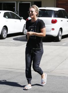 Kaley Cuoco feet photo thumbnail
