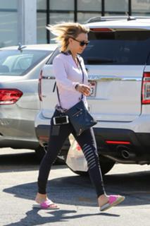 Kaley Cuoco feet photo thumbnail