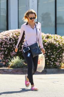 Kaley Cuoco feet photo thumbnail