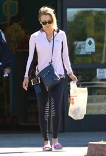 Kaley Cuoco feet photo thumbnail