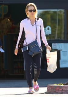 Kaley Cuoco feet photo thumbnail