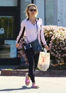 Kaley Cuoco feet photo thumbnail
