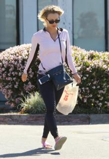 Kaley Cuoco feet photo thumbnail