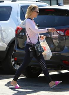 Kaley Cuoco feet photo thumbnail