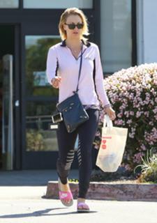 Kaley Cuoco feet photo thumbnail