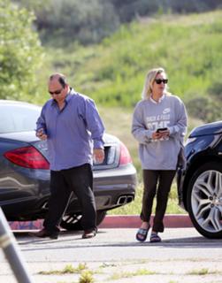 Kaley Cuoco feet photo thumbnail