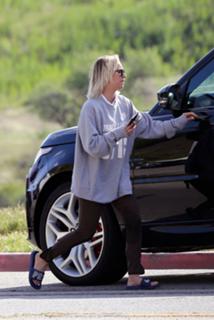 Kaley Cuoco feet photo thumbnail