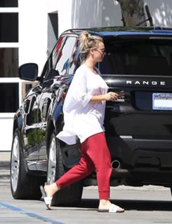 Kaley Cuoco feet photo thumbnail