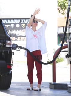 Kaley Cuoco feet photo thumbnail