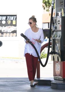 Kaley Cuoco feet photo thumbnail