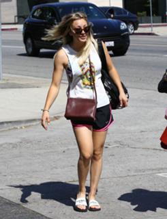 Kaley Cuoco feet photo thumbnail