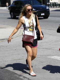 Kaley Cuoco feet photo thumbnail