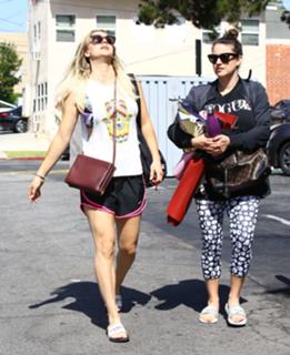 Kaley Cuoco feet photo thumbnail